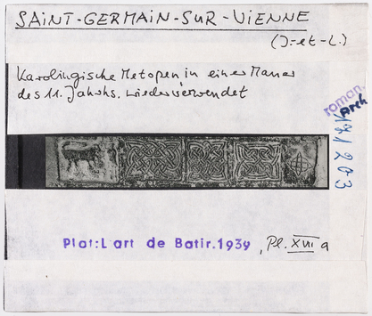 Vorschaubild Saint-Germain-sur-Vienne: Karolingische Metopen, in einer Mauer des 11. Jhds. wiederverwendet 